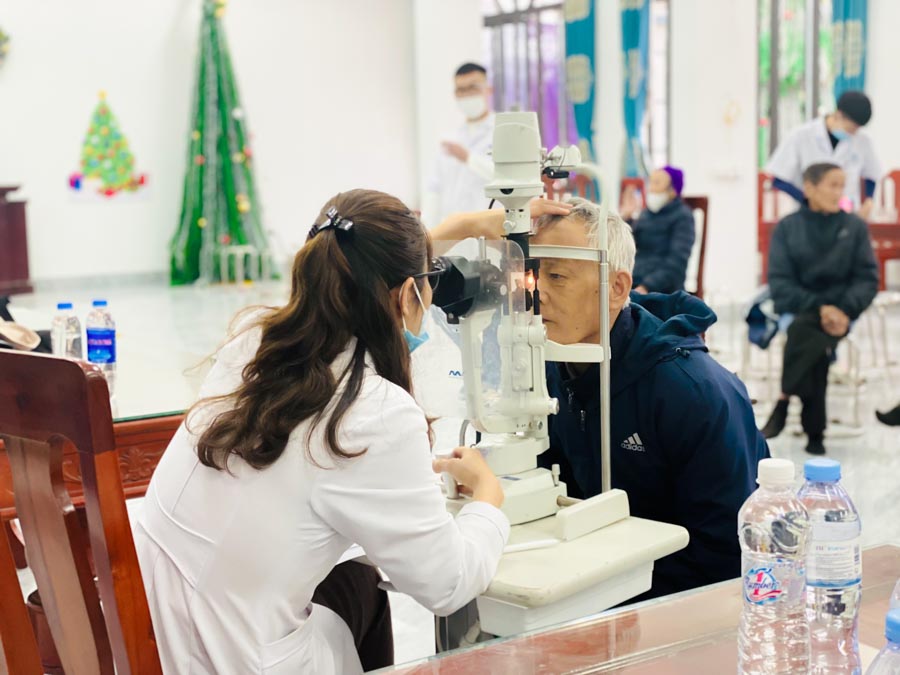 Chương trình khám mắt miễn phí  tại giáo xứ Tiên Lục